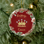 Pickleball Queen Glam Glitz Monogram Namn Julgransprydnad Keramik<br><div class="desc">Pickleball Gal - Roligt Glitz Glam Guld Diamonds på hennes Krona - hon kommer att bli vinnare med denna speciella julprydnad - gör verkligen henne till domstolens drottning - Glamoriserad med krona i guld och bara lite "överst", men redo att spela sitt spel. Det här är en underbar gåva till...</div>