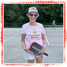 Pickleball Queen - Gult Pickleball Wearing Krona