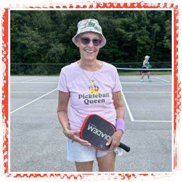 Pickleball Queen - Gult Pickleball Wearing Krona T Shirt