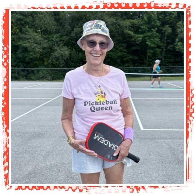 Pickleball Queen - Gult Pickleball Wearing Krona T Shirt (Skapare uppladdad)
