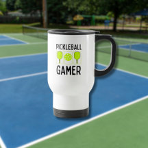 Pickleball-spelare paddlar och boll
