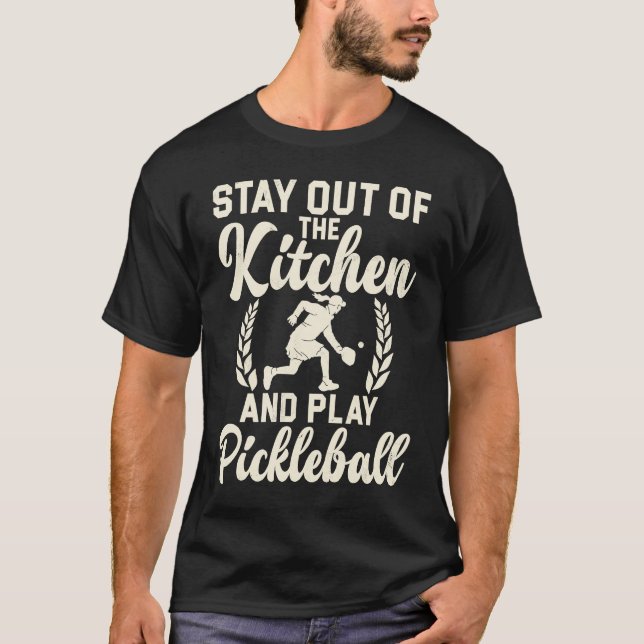 Pickleball Sport Saying Out Of Kitchen Men's Pickl T Shirt (Framsida)