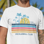 Pickleball Sunset Coola Retro Rand Anpassningsbar  T Shirt<br><div class="desc">Toppen coola Pickleball T-shirt med betleball "sunset" och vintage rand. Lägg till två linjer anpassningsbar text - klubb namn,  plats,  team namn eller pickleball säger. Gör en perfekt till en pickleball-vän,  mamma,  pappa eller få två skjortor - en till dig och en till din turneringspartner.</div>