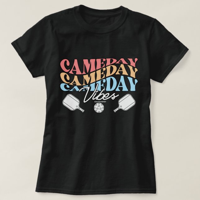 Pickleball T-Shirt för Kvinnor - Game Day Vibes (Design framsida)