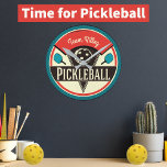 Pickleball Team Player Namn Monogram Rund Klocka<br><div class="desc">Dags för Pickleball! Vintagens färg och vintagens utformning. Har en pickleball och pickleball paddlar. Perfekt till valfri pickleball fläkt,  roligt sätt att visa kärlek på idrotten. Monogrammat med namn eller team namn.</div>