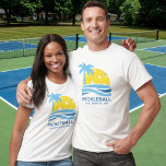 Pickleball Tropical Handflatan Träd Sol Din Anpass T Shirt<br><div class="desc">En roligt pickleball-skjorta med en pickleball "sol" inramad av ett tropiskt handflatan träd och blått hav vinkarare. Lägg till din anpassningsbar nedan - klubb namn, pickleball helg datum/plats, turnent namn, player namn, etc. Gör en perfekt till valfri pickleball-spelare - Bära som matchar t-shirts för turnering, perfekt för klubb team (lägg...</div>