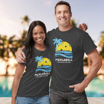 Pickleball Tropical Handflatan Träd Sol Din Anpass T Shirt<br><div class="desc">En roligt pickleball-skjorta med en pickleball "sol" inramad av ett tropiskt handflatan träd och blått hav vinkarare. Lägg till din anpassningsbar nedan - klubb namn, pickleball helg datum/plats, turnent namn, player namn, etc. Gör en perfekt till valfri pickleball-spelare - Bära som matchar t-shirts för turnering, perfekt för klubb team (lägg...</div>