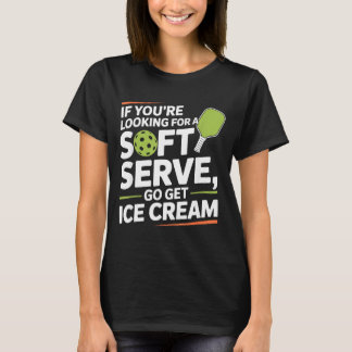 Pickleballspelare som söker en mjuk servering gå o t shirt