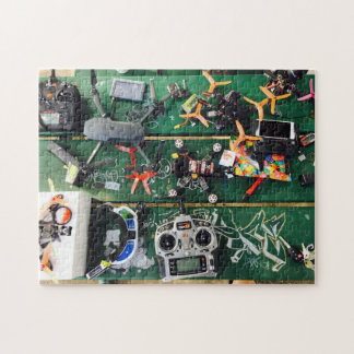 Picknickbord med surr och grafitti pussel