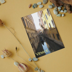 Picturesque Alley i Venedig, Italien med Gondola Vykort
