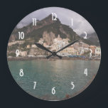 Picturesque Amalfi Kusten, Italien Seaside Town Stor Klocka<br><div class="desc">Ett vackert fotografi av den charmerande pikturesque amalfi-kusten i italien med den pikturestiska havsbottnen i fullt under bergen. Fotot har en stormig moody känsla.</div>