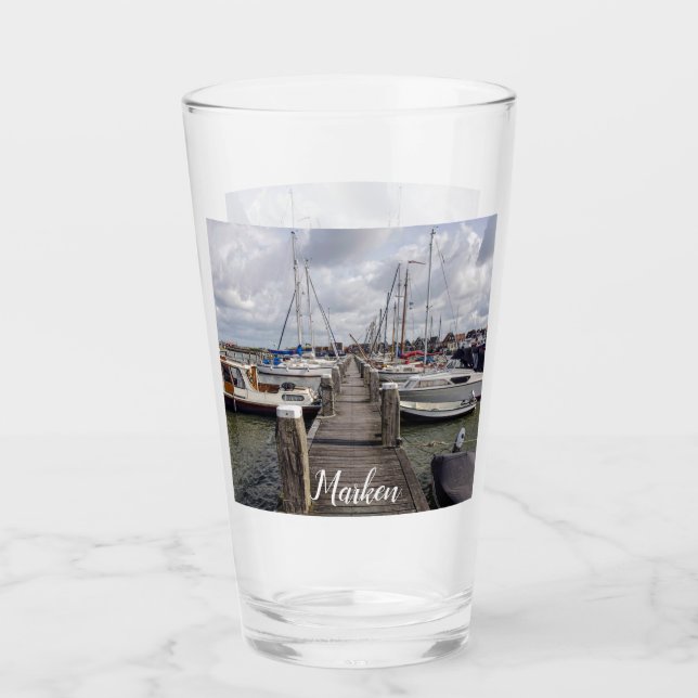 Pier med båtar och yachter i Marken Netherlands Glaskopp (Framsida)