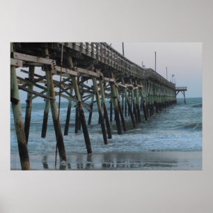 Pier och Vågar = Oak Island, NC Poster