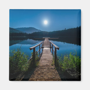 Pier på natten under en hel måndag magnet