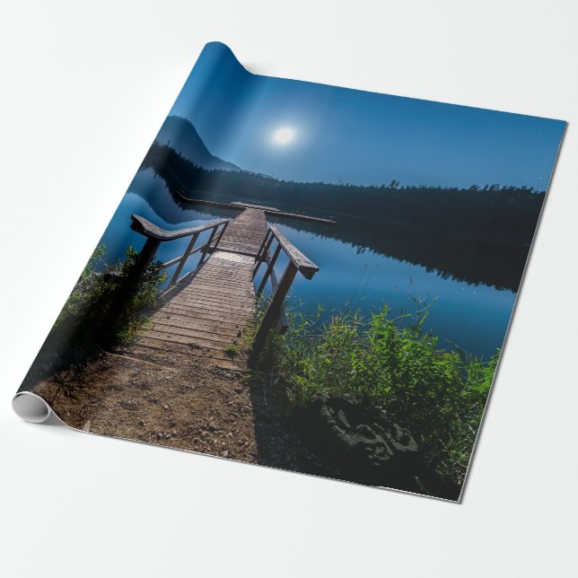 Pier på natten under en hel måndag presentpapper (Utrullad)