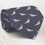 Pigeon Slips<br><div class="desc">En misstänkt tittar duva på mönster med mörk blått bakgrund. Perfekt för fågelfancister,  duvsaxar eller någon annan som kärlekar dessa karakteristiska varelser. Originalkonst av Nic Squirrell.</div>