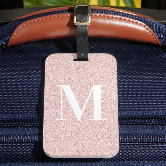 Pigglig modern serifmonogram i roséguld glitter bagagebricka (Framsida Insitu 2)