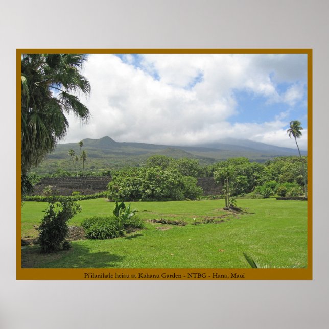Pi'ilanihale Heiau vid Kahanu Garden - Maui Poster (Framsidan)