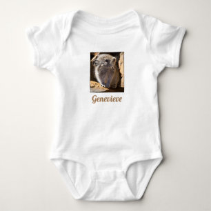 Pika Peeking från Sten med Namn i Earth färg T Shirt