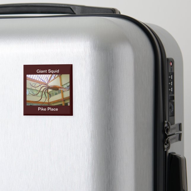 Pike Ställe Public Market Giant Squid Seattle, WA Magnet (In Situ (Luggage))