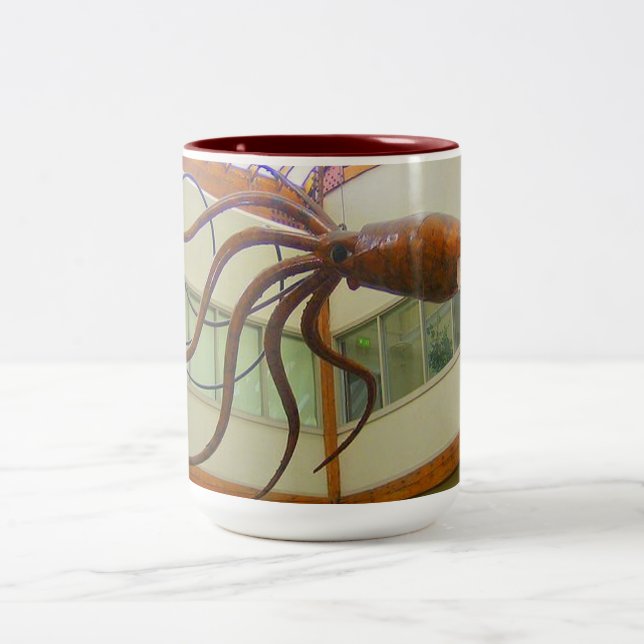 Pike Ställe Public Market Giant Squid Seattle, WA Två-Tonad Mugg (Center)