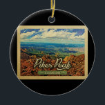 Pikes Peak Colorado Vintage resor Julgransprydnad Keramik<br><div class="desc">Pikes i vintage resor är det bästa färgfotonet i stil med en fantastisk bergsbild av Colorado från den här topphöjdpunkten högt upp i molnen.</div>