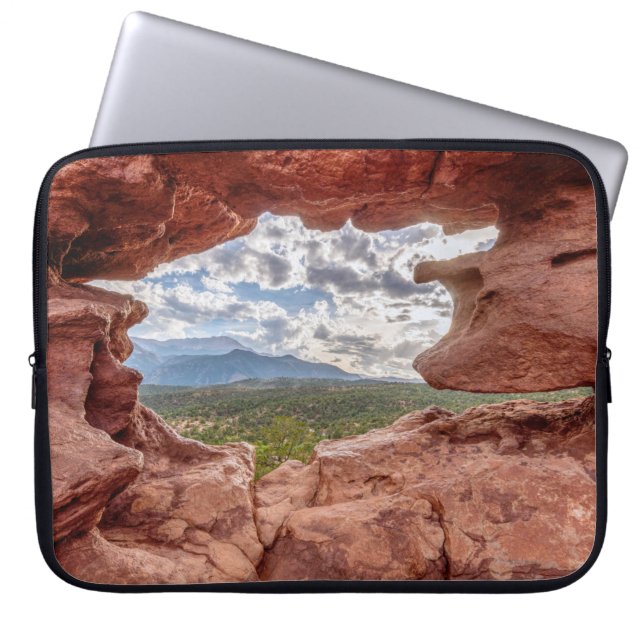Pikes Peak genom ett hål i berget Laptop Fodral (Framsidan)