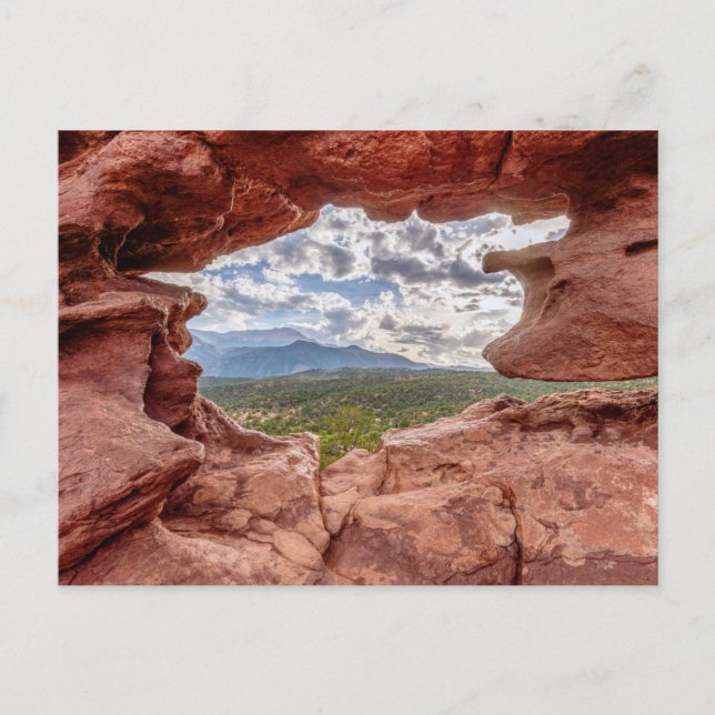 Pikes tittar genom ett bergshål vykort (Framsida)