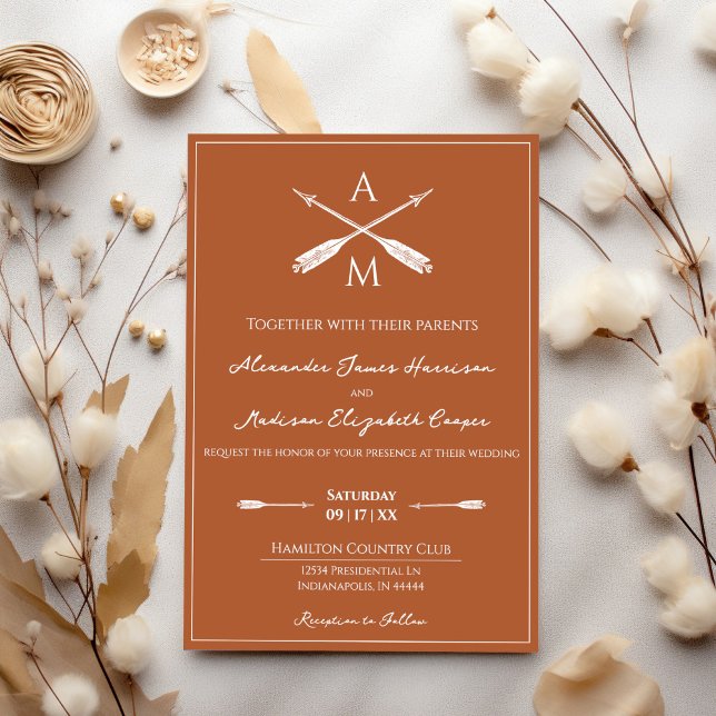 Pilar och Monogram Bröllop | Bränd Orange Inbjudningar (Burnt Orange Arrows and Monograms Wedding Invitation)