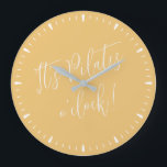 Pilaterna O'Clock Roligt Golden Gult Fitness Stor Klocka<br><div class="desc">Det är Pilates O'Clock Roligt  Golden Gult White Script Workout Time Wall Clock - helt anpassade färg,  använda designen verktyg för att göra de ändringar du vill. Roligt för eventuella Pilatus älskare,  Pilates fläkt,  Pilatinstruktörer eller Pilatstudio decor.</div>