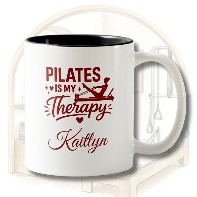 Pilates är min terapi Personligt namn  Två-Tonad Mugg (Skapare uppladdad)