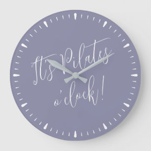 Pilates O'Clock Roligt Lila Script Wall Clock Stor Klocka