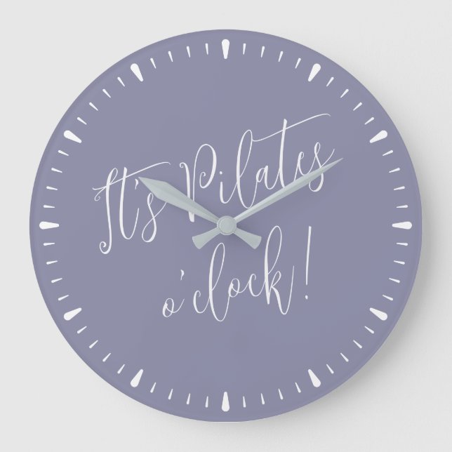 Pilates O'Clock Roligt Lila Script Wall Clock Stor Klocka (Framsida)