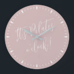 Pilates O'Clock Roligt Rosa Script Wall Clock Stor Klocka<br><div class="desc">Det är Pilates O'Clock Roligt  Rosa White Script Workout Time Wall Clock - helt anpassade färg,  använda designen verktyg för att göra de ändringar du vill. Roligt för eventuella Pilatus älskare,  Pilates fläkt,  Pilatinstruktörer eller Pilatstudio decor.</div>