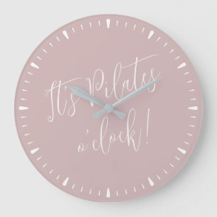 Pilates O'Clock Roligt Rosa Script Wall Clock Stor Klocka