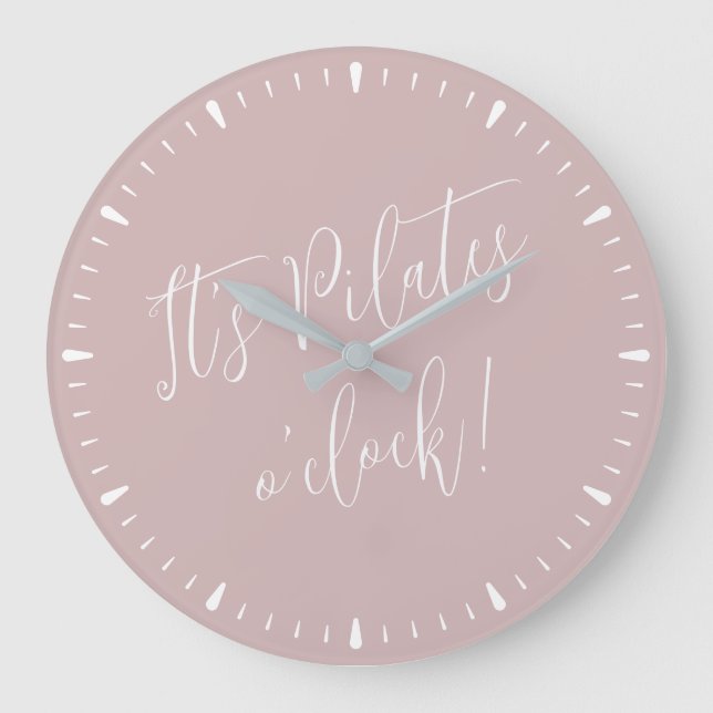 Pilates O'Clock Roligt Rosa Script Wall Clock Stor Klocka (Framsida)
