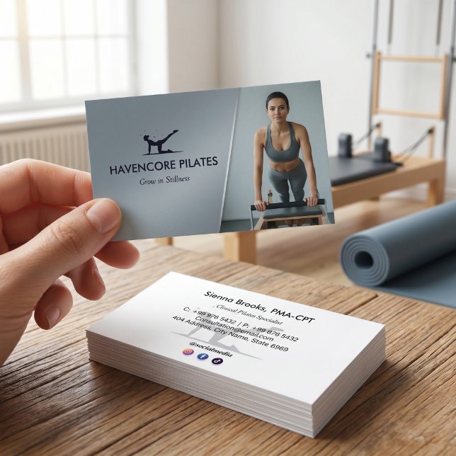 Pilates Studio Verksamhet | Modern Grå Streckkod Visitkort (Skapare uppladdad)