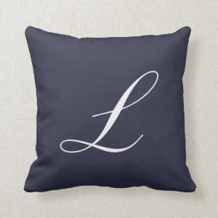 Pillen Brev L marin blå monogram Kudde
