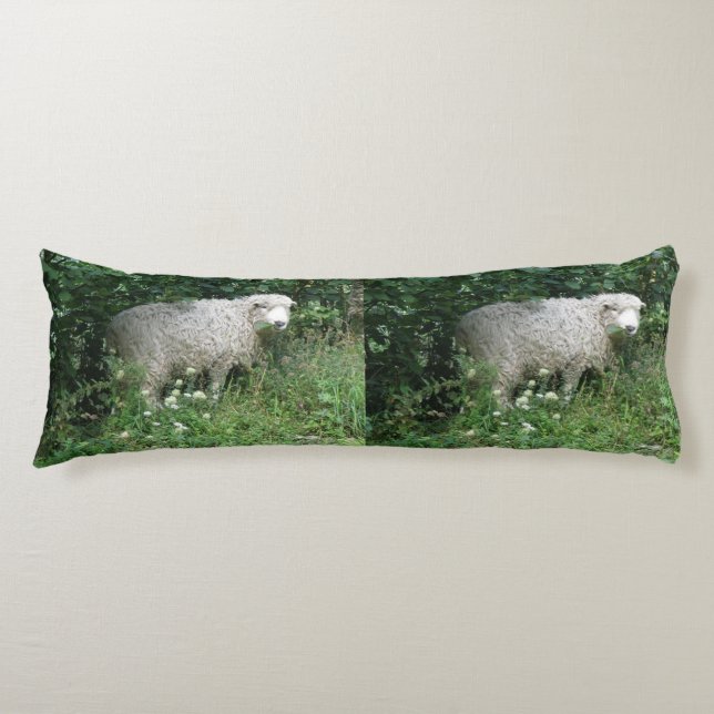 Pillow för Cute White Fluffy Sheep Kroppskudde (Framsidan)