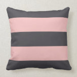 Pillow för  och Grått Rand Kudde<br><div class="desc">Wide rand i  rosa och grått-blått är ett modernt och diskret accent för din hemdekoration. Para med djärvare mönster för en elegant mix och ett trendbrott i stil.</div>