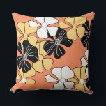 Pillow för Retro-Blommigt Kudde<br><div class="desc">Kudden har en återblomma mönster. Den har svart,  vit och gula blommor. Bakgrunden färg är en lätt orange. Det är en roligt och snyggt. Den här kudden är underbar för att lägga till en vintage. Det är mjukt och bekvämt för ditt hem.</div>