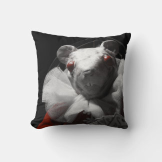 Pillow för vit mus med rött streck och Pillow för Kudde