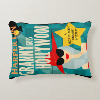 PILLOW Granny Goes Hollywood Harper Lin Bok Cover Prydnadskudde
