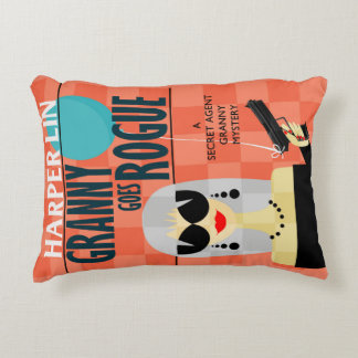 PILLOW Granny Goes Rogue Harper Lin Bok Cover Prydnadskudde