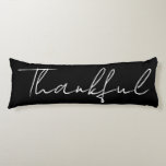 Pillow-karosseriet Kroppskudde<br><div class="desc">Snygg svart dekorativ kudde med Thankful tryckt på framsidan. Perfekt för sovrum eller vardagsrumsdekoration.</div>
