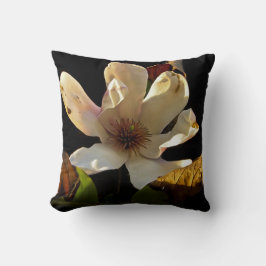 Pillow Magnolia-blomman på svart bakgrund Kudde