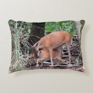 Pillow med Doe Matar hennes Fawn Prydnadskudde