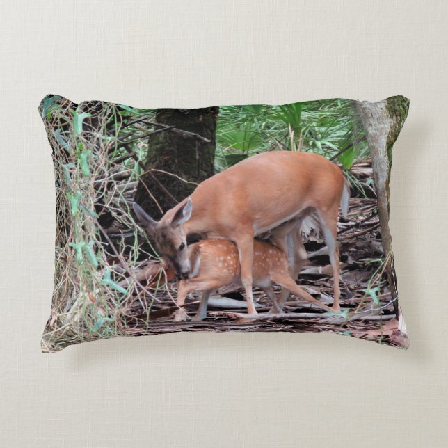 Pillow med Doe Matar hennes Fawn Prydnadskudde (Framsidan)
