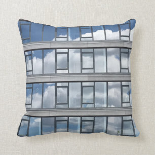 Pillow med reflekterade moln från Tony Cimino Kudde