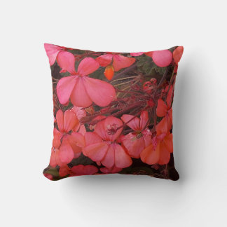 Pillow med små röda blommor med vänskapligt ordspr kudde